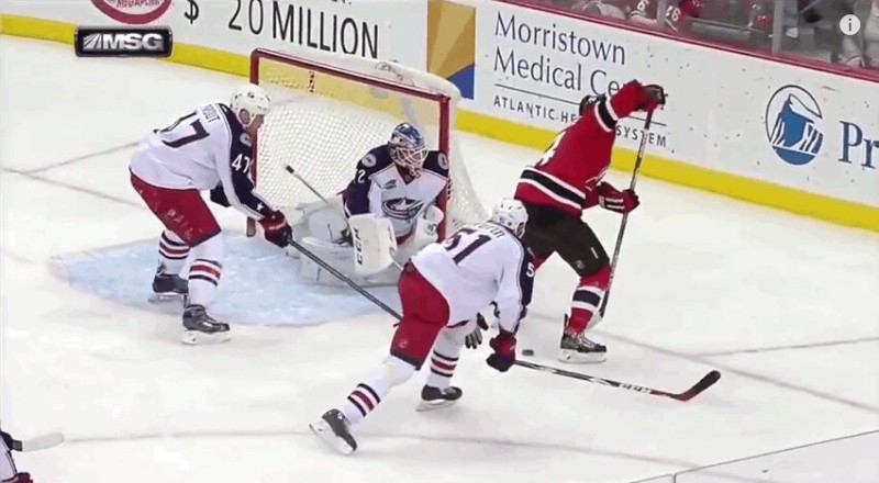 A revoir : la passe entre les jambes et à l'aveugle d'Adam Henrique