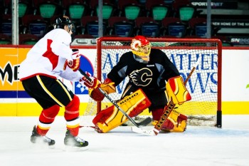 Jonas Hiller en action dans son équipement rétro