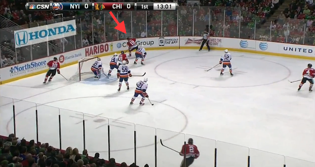 Jonathan Toews marque en revers depuis derrière la ligne de but