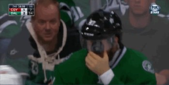 Un puck reçu au visage finit en franche rigolade