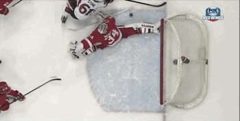 A voir : le grand écart salvateur de Petr Mrazek