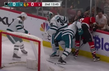 Le gardien Kaapo Kahkonen brise sa crosse, Patrick Kane en profite