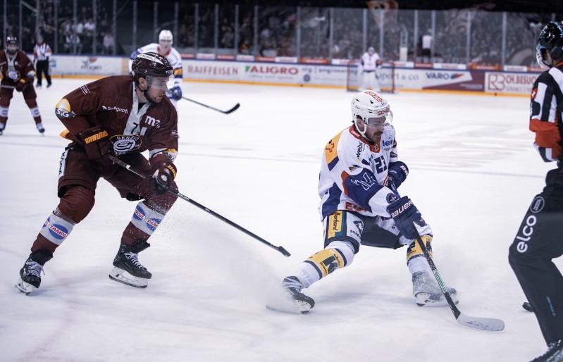 Jordann Bougro unterschreibt in Sierre