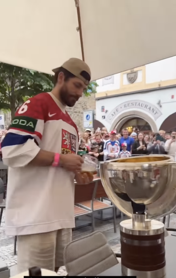 Le trophée mondial a quelque peu souffert des célébrations