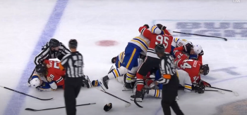 Kleiner freundschaftlicher Schlagabtausch nach Peyton Krebs' Angriff auf Philipp Kurashev