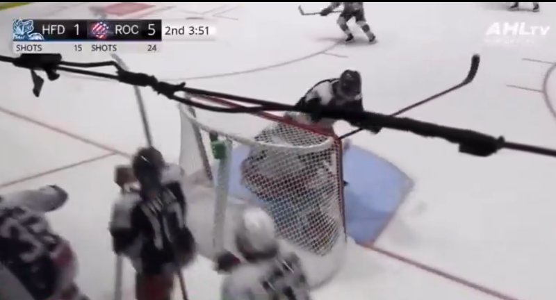 Ein Jahr später rächt er sich an dem Wachmann, der ihn verletzt hatte