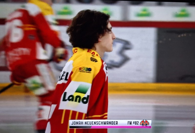 Jonah Neuenschwander marque l'histoire du hockey suisse