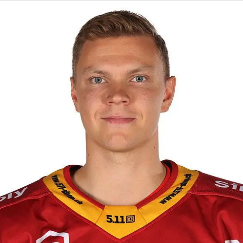 Vili  Saarijärvi perd un morceau de son doigt
