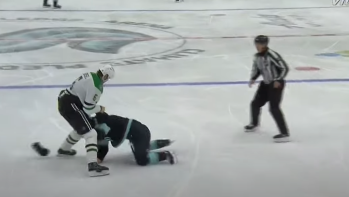 Lian Bichsel passe un bref message à Mikey Eyssimont