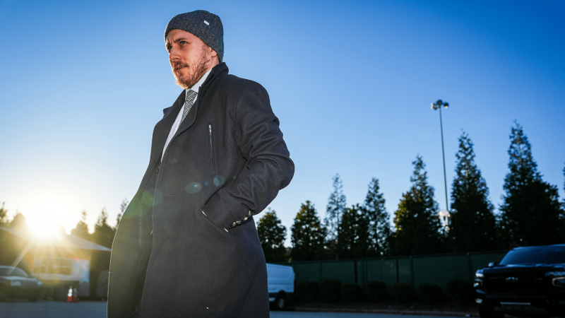 Jesper Fast restera en Caroline