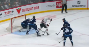 Andre Burakovsky s'offre un petit but entre les jambes