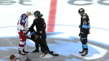 Les cérémonies d'avant-match son décidément plutôt spéciales en KHL