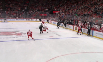 Jonas Siegenthaler et Nico Hischier au milieu d'une jolie mêlée