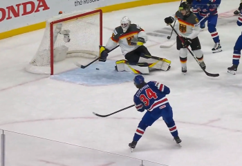 Un arrêt avec la canne de son coéquipier