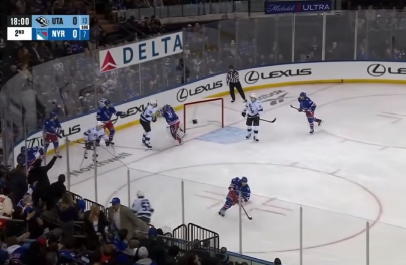 Le gardien Jonathan Quick prend un pénalité pour rudesse