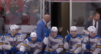 Un coach cherche son gardien remplaçant... caché dans le couloir