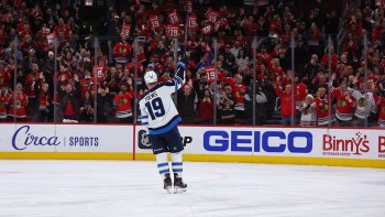 Trois minutes d'ovation pour le retour de  Jonathan Toews à Chicago