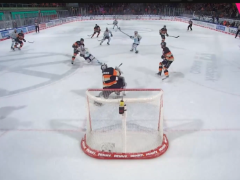 Le gardien de Wolfsburg y va de son but pour écrire l'histoire