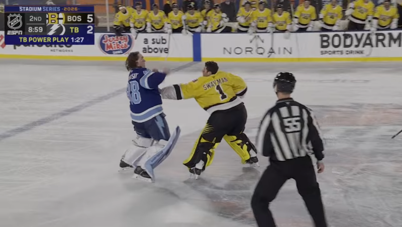 Andrei Vasilevski und Jeremy Swayman tauschen ein paar Nettigkeiten aus