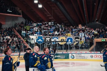 Le joli contre-tifo des fans de Davos envers ceux de Fribourg