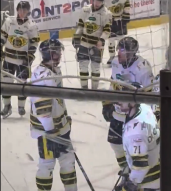 Milan Lucic frappe... un de ses coéquipiers