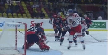 Jiri Novotny marque un but de la tête