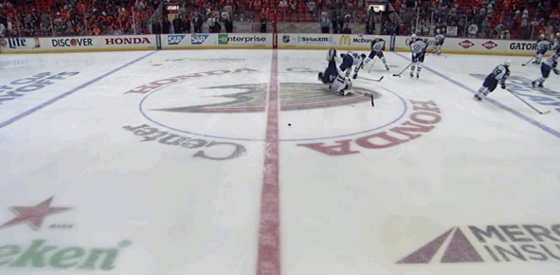 A voir : Andrew Ladd proche de blesser Ondřej Pavelec... à l'échauffement