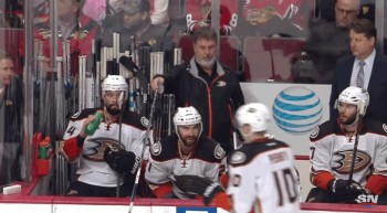 Corey Perry bien assisté par son banc