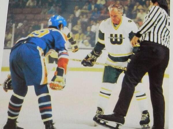 Rétro : Wayne Gretzky (18 ans) face à Gordie Howe (51 ans) en 1979
