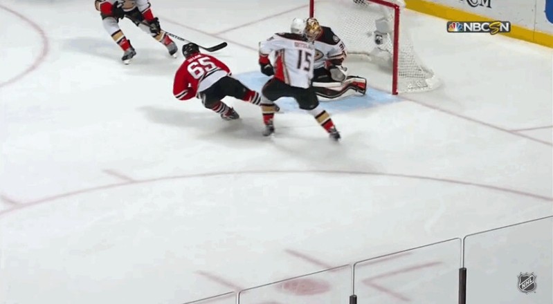 A revoir : les mains de Patrick Kane et celles d'Andrew Shaw