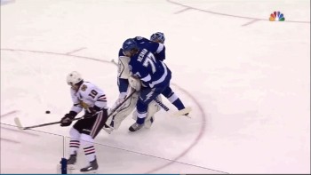A revoir : la bourde de Ben Bishop et Victor Hedman offre un but tout fait à Patrick Sharp