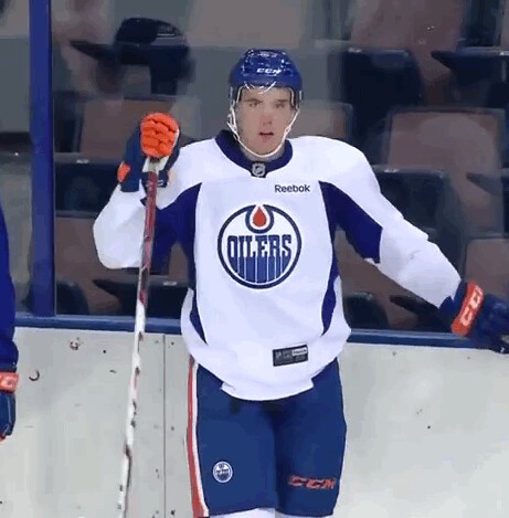 Premières images de Connor McDavid au camp des Oilers
