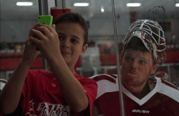 Belle image de Cory Scheider avec un fan