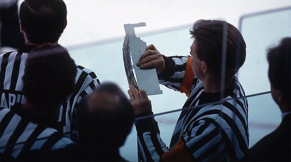 Retro : Kerry Fraser mesurant la crosse de Marty McSorley