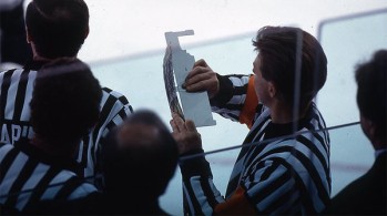 Retro : Kerry Fraser mesurant la crosse de Marty McSorley