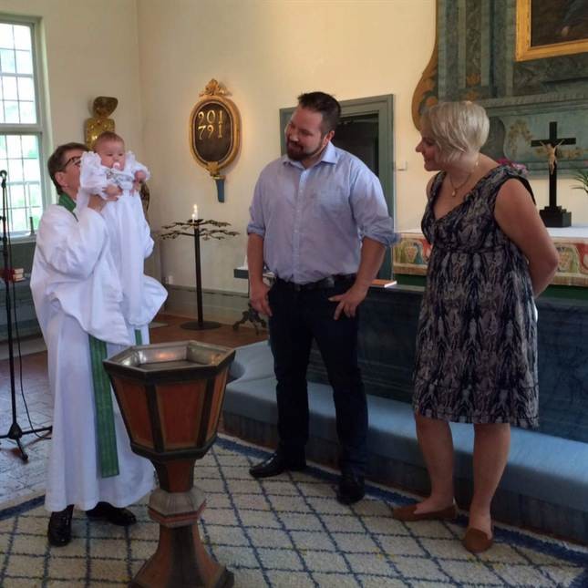 Baptiser son enfant avec l'eau de la glace de sa patinoire