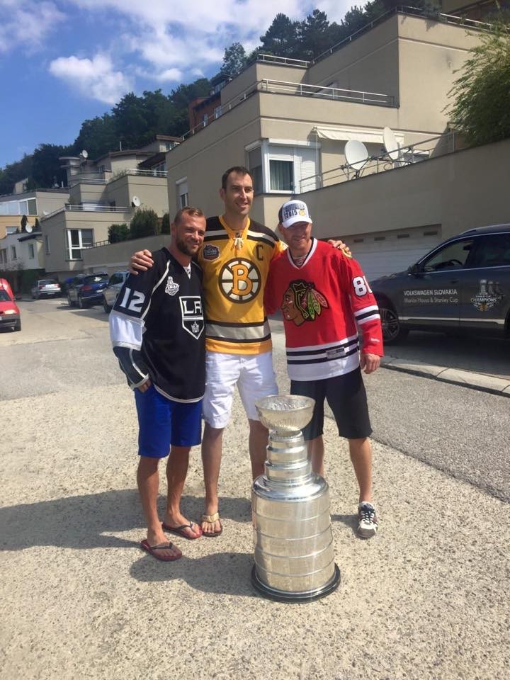 Quand les voisins de Marian Hossa posent avec la Coupe Stanley