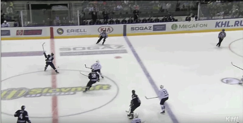 Un but du centre de la glace en KHL