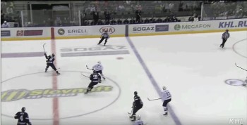 Un but du centre de la glace en KHL