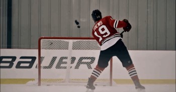 Jonathan Toews démontre la précision de son tir