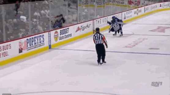 A voir : une belle charge de Yannick Weber sur... le juge de ligne