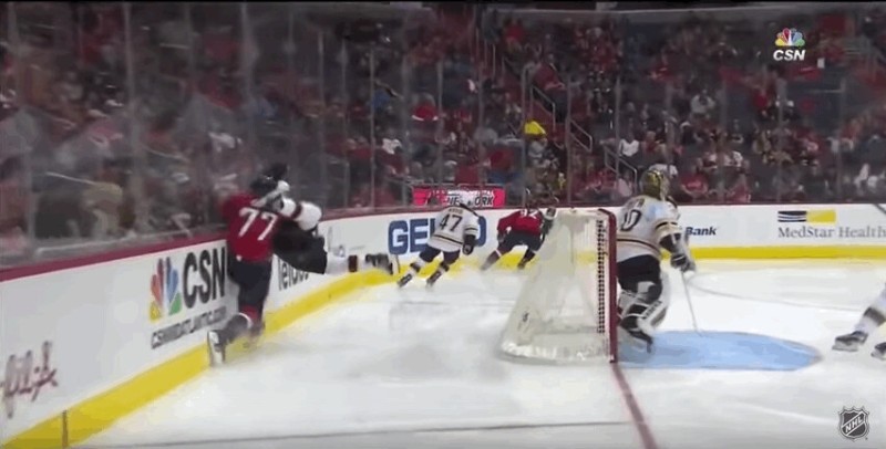 T.J Oshie se fait plaisir avec Adam McQuaid