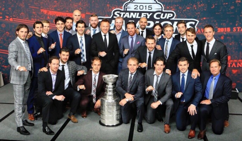 Les Blackhawks posent avec leurs bagues de la Coupe Stanley 2015