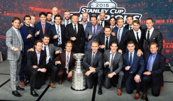 Les Blackhawks posent avec leurs bagues de la Coupe Stanley 2015