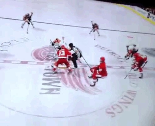Une mise en jeu originale pour les Red Wings