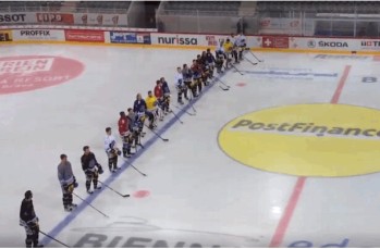 A voir : les joueurs du HC Bienne accueillent Kevin Schläpfer avec l'hymne national