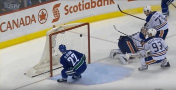 A voir : Daniel Sedin manque le but vide