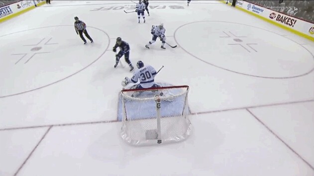 A voir : Nikolaj Ehlers manque le but gagnant pour quelques mm en toute fin de match