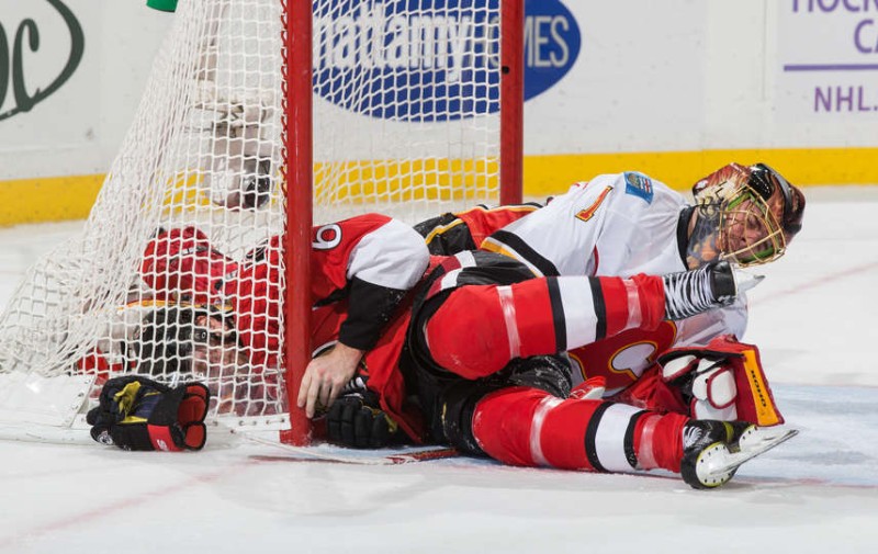 Difficile soirée pour Jonas Hiller qui a quitté le match sur blessure