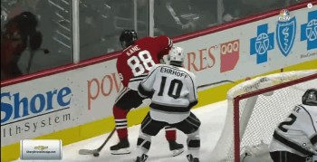 Superbe passe aveugle de Patrick Kane